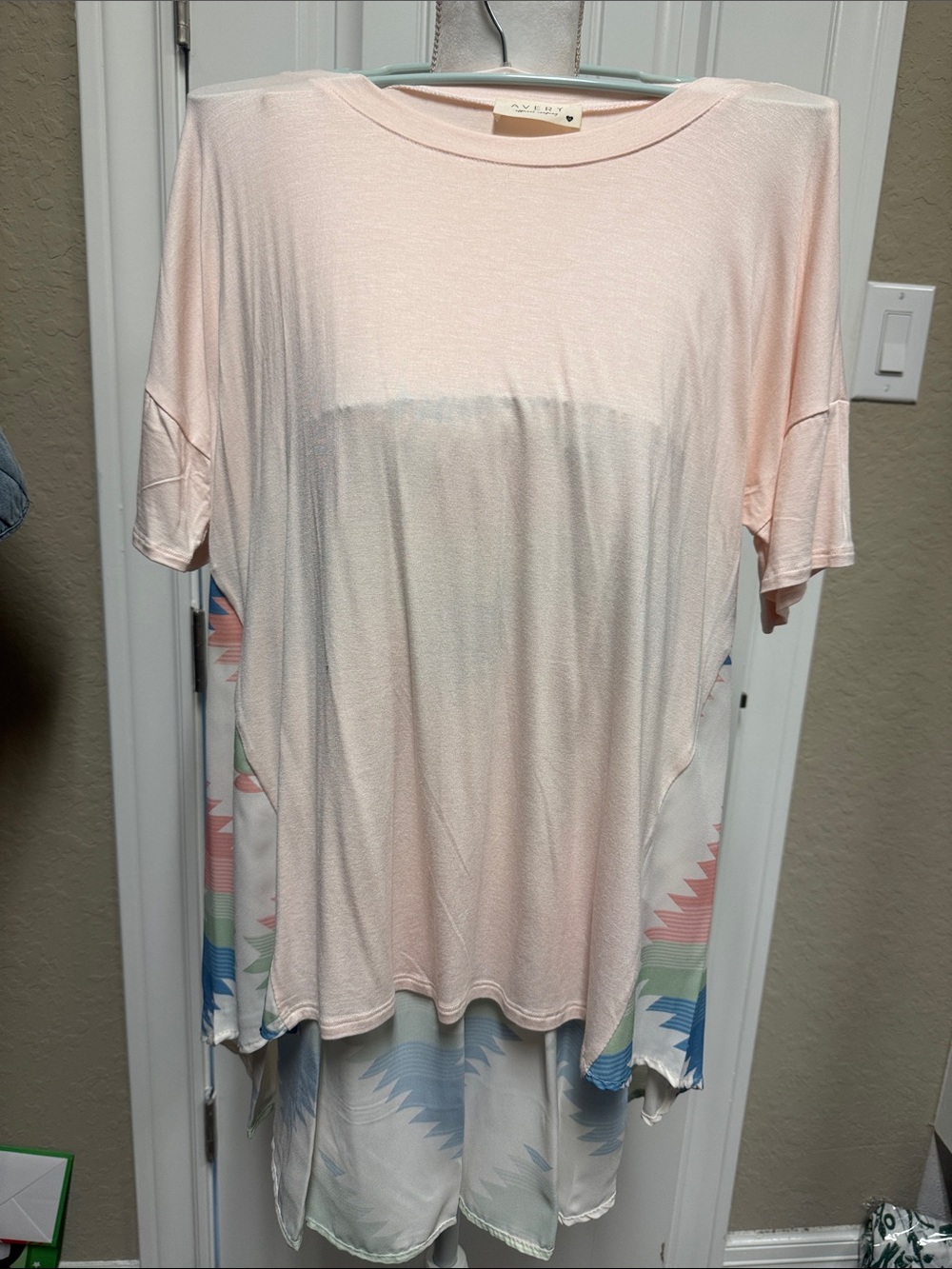 NWOT Avery Peach Pink Short Sleeve Layered Look Tee with Geo Hem SZ M lose fit
